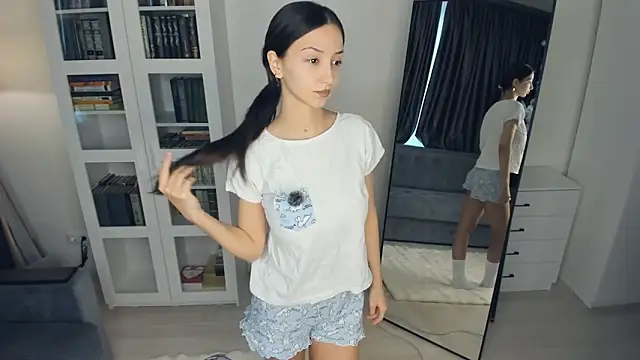 littleevilon online show from February 20, 8:16 am