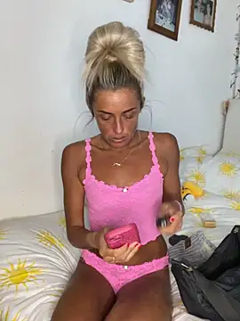 Snapshot of ScarlettGold_ chatting on April 20, 5:14 pm ScarlettGold online show from April 20, 5:14 pm