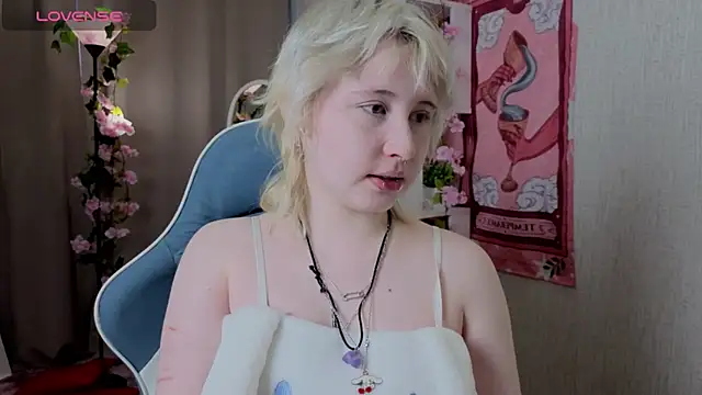 Snapshot of May_leaf chatting on March 4, 1:46 am May leaf online show from March 4, 1:46 am