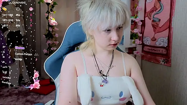 Snapshot of May_leaf chatting on March 1, 5:40 am May leaf online show from March 1, 5:40 am