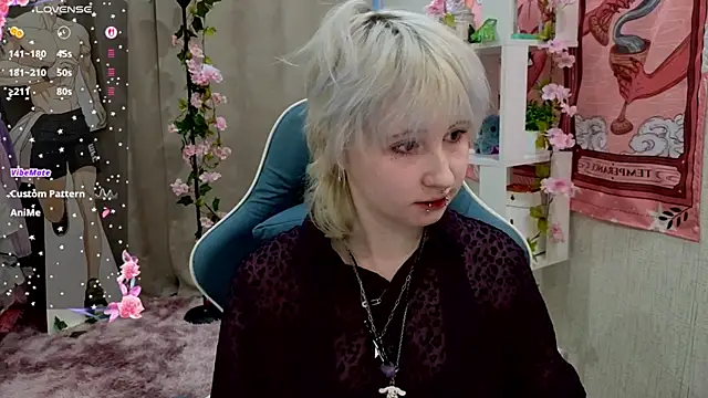 Snapshot of May_leaf chatting on February 23, 1:29 am May leaf online show from February 23, 1:29 am