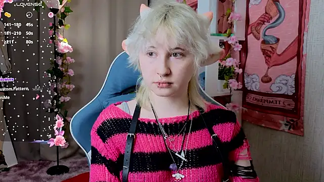 Snapshot of May_leaf chatting on February 26, 12:54 am May leaf online show from February 26, 12:54 am