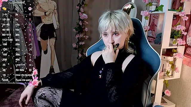 Snapshot of May_leaf chatting on February 20, 3:14 am May leaf online show from February 20, 3:14 am