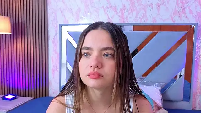LittleeSara18 online show from May 1, 11:15 am