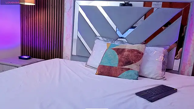 Snapshot of LittleeSara18 chatting on February 25, 11:10 am LittleeSara18 online show from February 25, 11:10 am