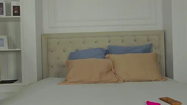 LynnAngel online show from March 22, 4:30 pm