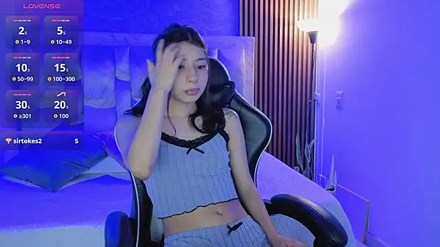 chloe bluee  online show from March 26, 11:30 am