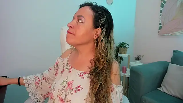 Ivonne 4 online show from April 1, 12:39 pm