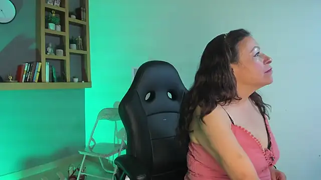 Snapshot of Ivonne_4 chatting on July 1, 1:33 pm Ivonne 4 online show from July 1, 1:33 pm