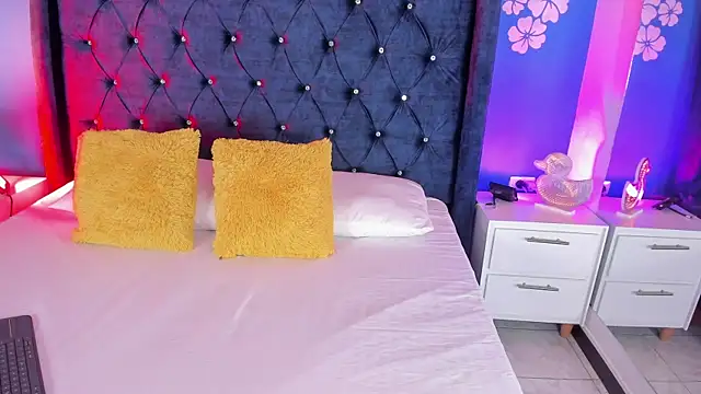 laurasmith  online show from April 17, 12:30 pm