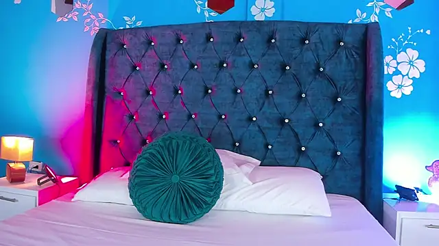 laurasmith  online show from April 15, 12:32 pm