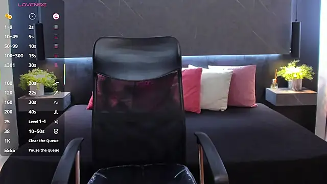 Emelyy Jones online show from April 23, 12:29 pm
