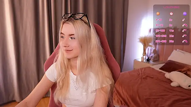 Snapshot of Aiko_Takana chatting on February 23, 12:39 pm Aiko Takana online show from February 23, 12:39 pm