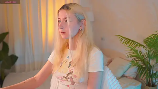 Snapshot of Aiko_Takana chatting on February 20, 12:51 pm Aiko Takana online show from February 20, 12:51 pm