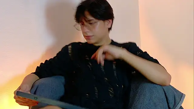 lui x dust online show from March 8, 3:10 am