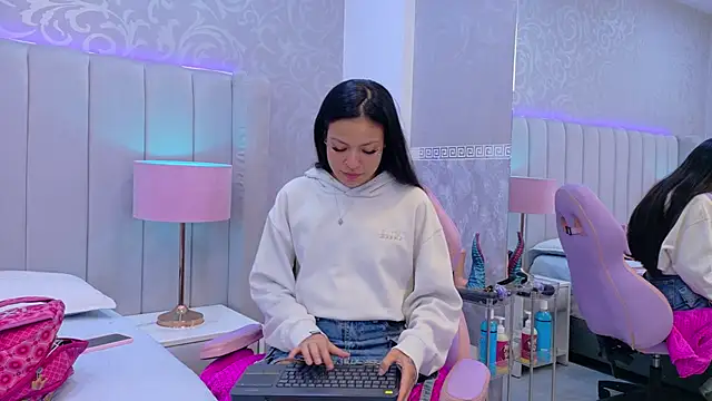 Emily  Stef online show from May 7, 11:35 am