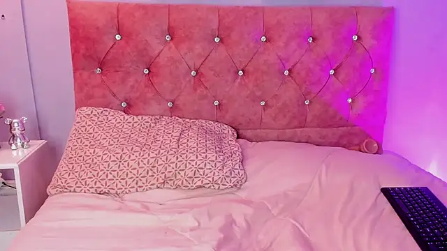 lilirousee online show from April 9, 7:09 pm