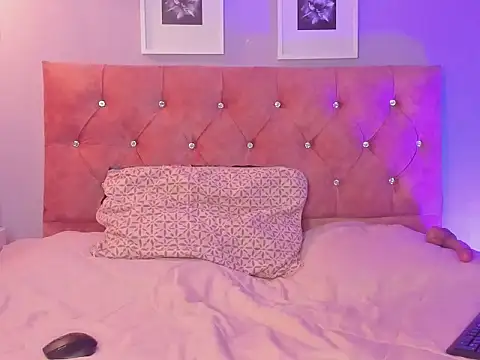 lilirousee online show from March 4, 7:10 pm