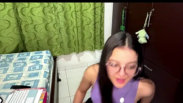 Snapshot of AnneliesePedaci chatting on March 5, 2:19 am AnneliesePedaci online show from March 5, 2:19 am