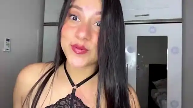 latinasoftie online show from July 14, 3:22 am