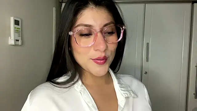 latinasoftie online show from June 11, 2:53 am