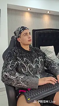 NewYoungHot online show from April 8, 8:32 pm