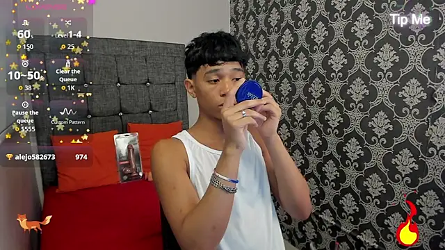 Snapshot of Little_Twink19x chatting on June 20, 8:03 pm Little Twink19x online show from June 20, 8:03 pm