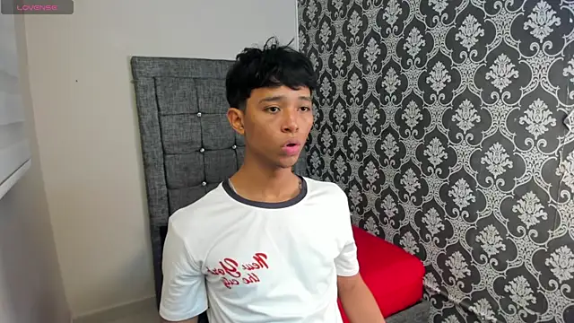 Snapshot of Little_Twink19x chatting on July 1, 7:47 pm Little Twink19x online show from July 1, 7:47 pm
