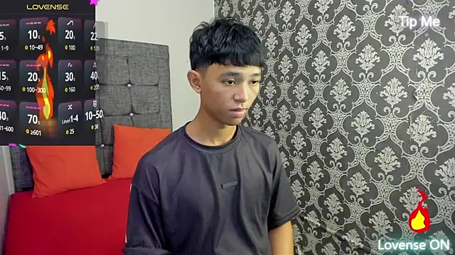 Snapshot of Little_Twink19x chatting on June 6, 7:41 pm Little Twink19x online show from June 6, 7:41 pm