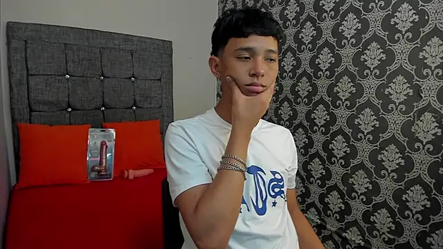 Snapshot of Little_Twink19x chatting on June 3, 7:29 pm Little Twink19x online show from June 3, 7:29 pm