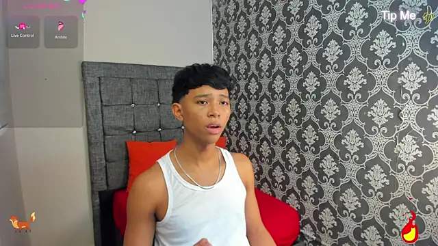 Snapshot of Little_Twink19x chatting on July 6, 8:33 pm Little Twink19x online show from July 6, 8:33 pm