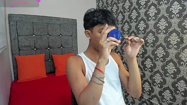 Snapshot of Little_Twink19x chatting on June 13, 7:34 pm Little Twink19x online show from June 13, 7:34 pm