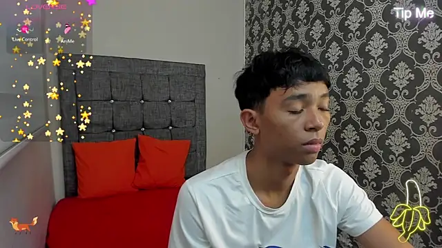 Snapshot of Little_Twink19x chatting on June 14, 7:48 pm Little Twink19x online show from June 14, 7:48 pm