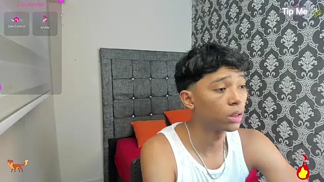 Snapshot of Little_Twink19x chatting on July 8, 7:58 pm Little Twink19x online show from July 8, 7:58 pm