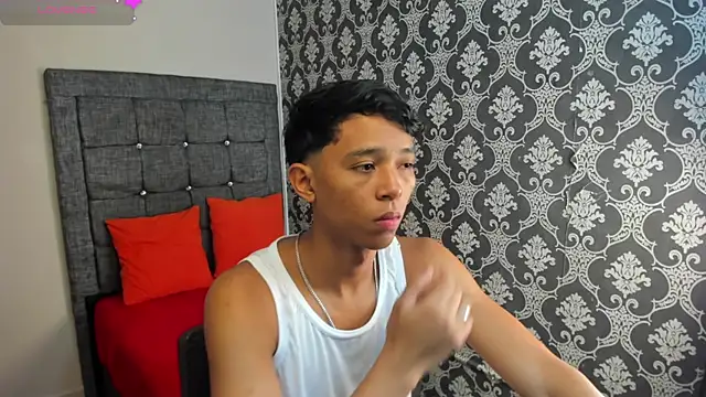 Snapshot of Little_Twink19x chatting on July 5, 7:43 pm Little Twink19x online show from July 5, 7:43 pm