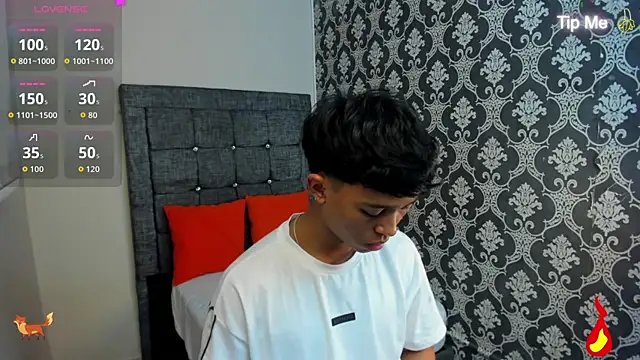 Snapshot of Little_Twink19x chatting on July 9, 7:35 pm Little Twink19x online show from July 9, 7:35 pm