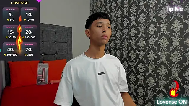 Snapshot of Little_Twink19x chatting on June 8, 7:25 pm Little Twink19x online show from June 8, 7:25 pm