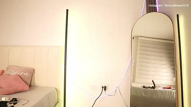 Snapshot of monicaflowerr chatting on May 28, 8:04 pm monicaflowerr online show from May 28, 8:04 pm