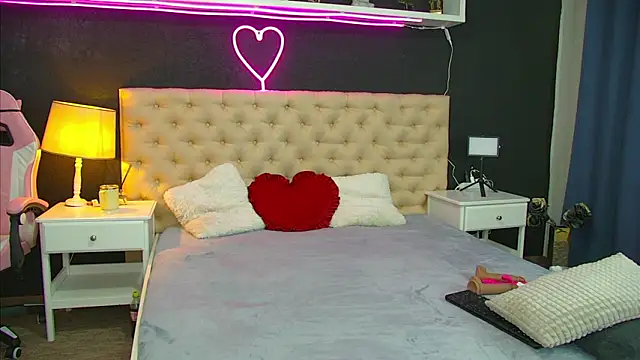 AuraMIlf online show from March 20, 3:46 pm