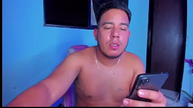 Snapshot of edgarsexxx chatting on February 20, 7:10 am edgarsexxx online show from February 20, 7:10 am