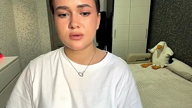 JoycelynUrion online show from April 14, 11:26 am