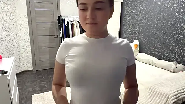 JoycelynUrion online show from April 2, 12:01 pm