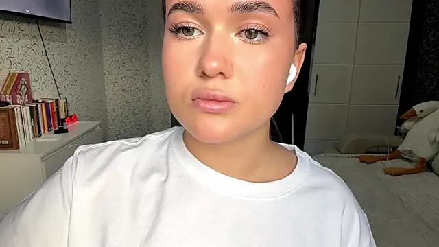 JoycelynUrion online show from April 11, 11:14 am