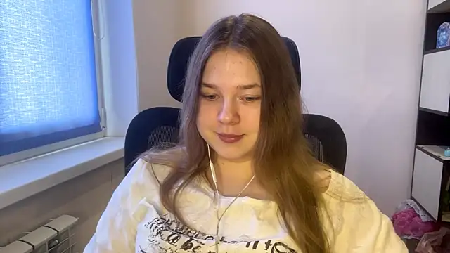 TomikoPfau online show from March 29, 8:05 am