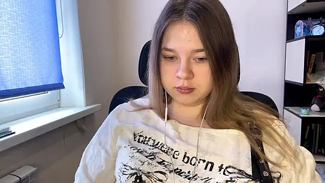 TomikoPfau online show from March 25, 7:41 am