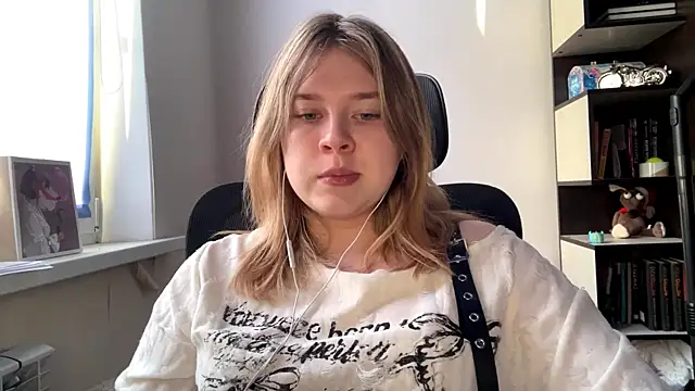 TomikoPfau online show from April 17, 2:09 pm