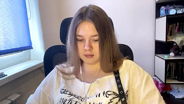 TomikoPfau online show from March 24, 7:52 am