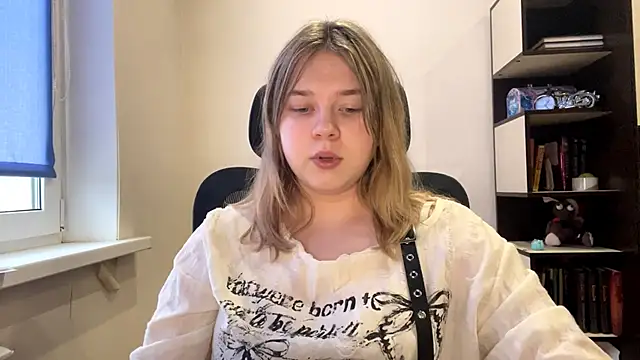 TomikoPfau online show from April 13, 2:32 pm