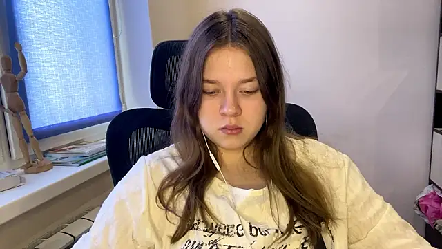 TomikoPfau online show from March 6, 7:47 am