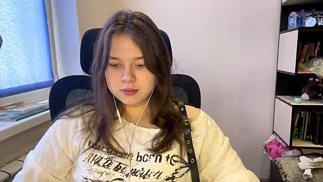 TomikoPfau online show from March 3, 7:37 am